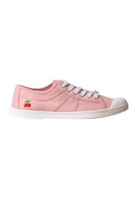 Baskets en toile rose avec lacets et semelle blancs, bout blanc et petite broderie de cerise rouge près du talon côté extérieur.