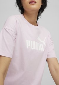 Puma CROPPED LOGO TEE - Apdrukāts T-krekls - grape mist