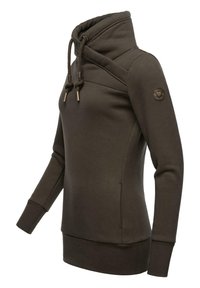 Ciemnobrązowy sweter z wysokim kołnierzem, z regulowanymi sznurkami, bocznymi kieszeniami oraz ściągaczami na mankietach i u dołu. Gładka tekstura materiału.