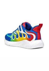 Scarpa da ginnastica colorata con tomaia blu decorata con motivi a fiamme multicolori, suola bianca, dettagli rossi e chiusura a strappo.