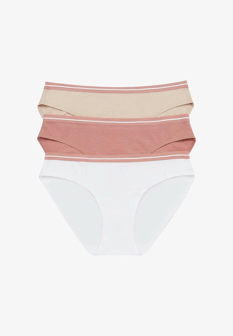 Trzy pary majtek w kolorze beżowym, przybrudzonego różu i białym. Każda z nich ma miękki, rozciągliwy materiał z kontrastującymi poziomymi paskami na pasku.