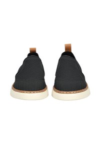 Schwarze Slipper aus strukturiertem Strickmaterial mit einer hellen Gummisohle und sandfarbenen Lederakzenten an der Ferse.