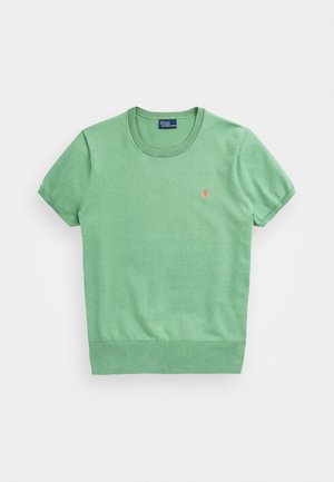 Zielony krótki sweter z dzianiny z okrągłym dekoltem i małym różowym haftowanym logo na lewej piersi, ułożony płasko na białym tle.