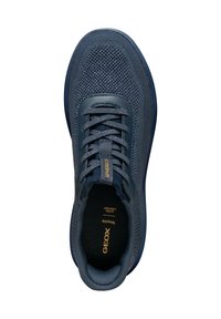 Sneaker blu navy con superiore in rete, punta arrotondata e tessuto testurizzato. Presenta chiusura con lacci e branding sulla linguetta e sulla soletta.