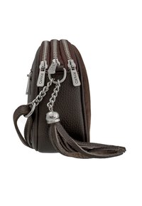 Braune Lederhandtasche mit drei Reißverschlussfächern, silbernen Beschlägen und einem Quastenakzent. Strukturierte Oberfläche und kompakte rechteckige Form.