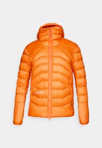 Casaco pufoso laranja com capuz ajustado, baffles horizontais e fecho zíper à frente. Apresenta um padrão em grelha e o logo branco "MAMMUT" no peito.
