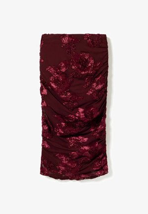 Jupe crayon rouge bordeaux froncée avec broderie florale, présentant une texture lisse et une coupe ajustée, adaptée à diverses occasions.