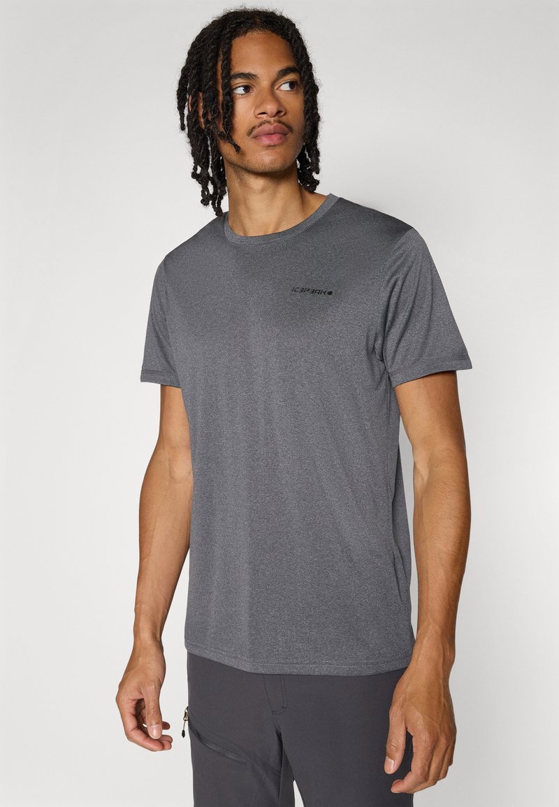 Grijze T-shirt met korte mouwen en een ronde hals, gemaakt van een soepele, lichte stof. Heeft een subtiele logo op de borst.