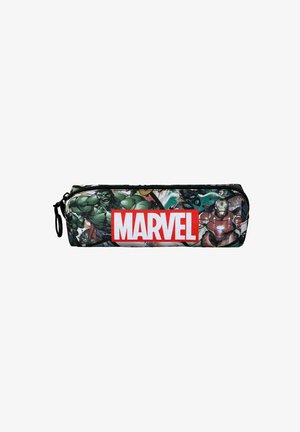 Trousse à crayons noire avec zip mettant en avant des personnages Marvel, principalement Hulk et Iron Man, avec un logo "MARVEL" rouge bien en vue sur un fond à motifs.