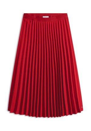 Jupe plissée rouge longueur genou avec une ceinture et une petite étiquette logo en métal près de l'ourlet sur fond blanc.