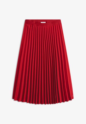 Raudona klostuota sijonas iki kelių su juosmeniu ir mažu metaliniu logotipo ženkliuku prie apačios ant balto fono.