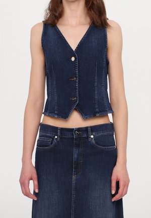 Donkerdenim cropped vest met een V-hals, voorzien van drie zwarte knopen en een puntige zoom, gecombineerd met een bijpassende denimrok.