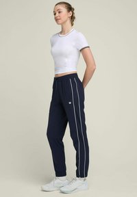 Wilson ACTION WARM-UP - Jogginghose - dunkelblau