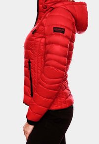 Röd puffjacka med huva, dragkedjeförsedda framfickor och svarta detaljer. Materialet är glänsande med en quiltad textur och logodetalj.