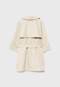 Trench beige avec un détail de cape au dos, manches larges, taille ceinturée et texture lisse. Design épuré sans quincaillerie ou accents visibles.