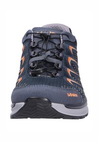 Blauwe en oranje waterproof trailrunning schoenen met een ademende mesh bovenkant, een gestructureerd oppervlak, versterkte neus en een veilig vetersysteem.