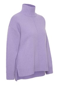 Oversized lawendowy sweter z prążkowanym golfem, bocznymi rozcięciami i miękką teksturą. Posiada bezszwowy projekt przedniego panelu.