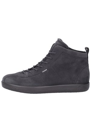 Musta mokkanahkainen korkea tennari, jossa on nauhakiinnitys, kuvioitu kumipohja ja pieni Gore-Tex-läppä sivulla.