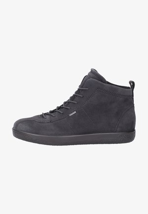 Czarny zamszowy wysokoprofilowy sneaker z sznurowanym przodem, teksturowaną gumową podeszwą i małą metką Gore-Tex po boku.