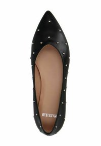 Zwarte leren flats met een spitse neus, voorzien van gelijkmatig verdeelde zilveren studs op de bovenkant en een beige binnenvoering.