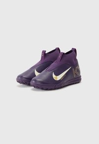 Scarpe sportive viola con un design aerodinamico, tomaia testurizzata, stile slip-on e notevoli accenti bianchi e dorati.