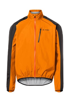 Oranje lichtgewicht regenjack met zwarte accenten, hoge kraag, volledige rits aan de voorkant en reflecterende zakdetails. Elastische onderzijde en manchetten.