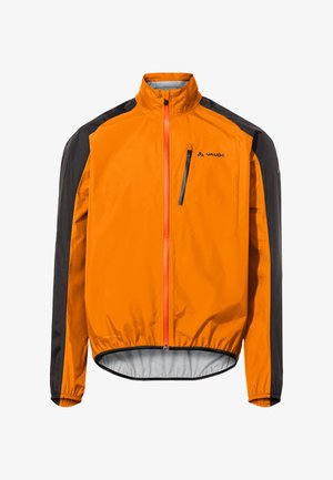 Oranje lichtgewicht regenjack met zwarte accenten, hoge kraag, volledige rits aan de voorkant en reflecterende zakdetails. Elastische onderzijde en manchetten.