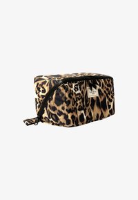 Kosmetyczka w wzór lamparta, prostokątna, wykonana z miękkiego materiału, z czarnym zamkiem błyskawicznym i małym uchwytem z jednej strony.