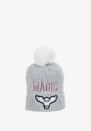 Gorro de punto gris con pom-pón de piel sintética blanca, con la palabra "MAGIC" bordada en rosa y un gráfico de un búho en la parte frontal.