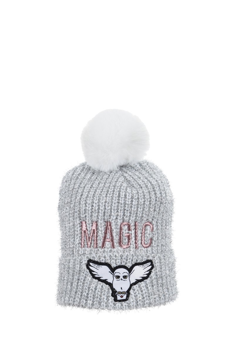 Gorro de punto gris con pom-pón de piel sintética blanca, con la palabra "MAGIC" bordada en rosa y un gráfico de un búho en la parte frontal.