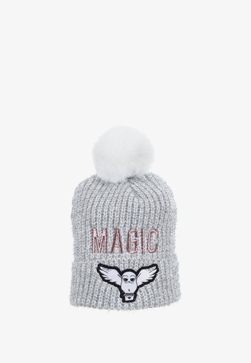 Grijze gebreide muts met een witte nepbont pompon, voorzien van "MAGIC" in roze borduursel en een uil-graphic aan de voorkant.