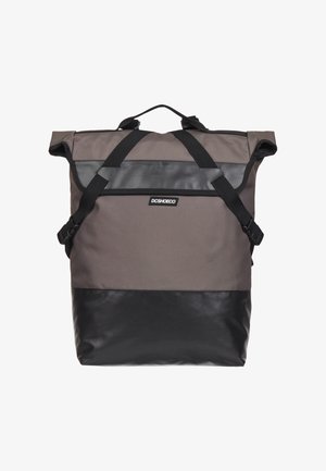 Szaro-czarny plecak typu roll-top z czarnymi regulowanymi paskami i naszywką z logo DC SHOESCO z przodu na środku.