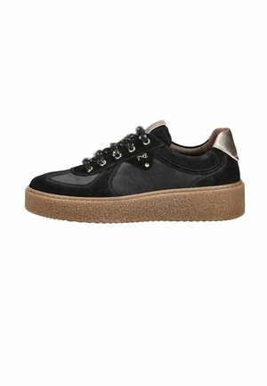 Schwarzer Sneaker aus Veloursleder und Leder mit dicker beige Gummisohle, schwarzen Schnürsenkeln und metallisch silberner Fersenlasche, seitlich auf weißem Hintergrund gezeigt.