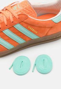 adidas Originals GAZELLE INDOOR UNISEX - Trainers - easy orange/clear mint