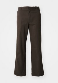 Pantalones marrones acampanados con una textura suave, que cuentan con un cierre delantero con botón y bolsillos laterales. Diseño sencillo y recto.