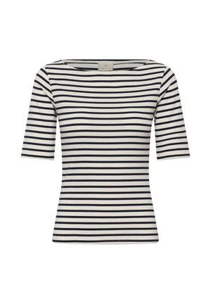 Cămașă albă cu dungi orizontale negre înguste, mâneci trei sferturi și un decolteu rotund larg.