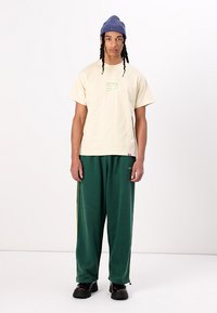 iets frans... HARRI WIDE LEG JOGGER UNISEX - Treniņtērpa apakšdaļas - green