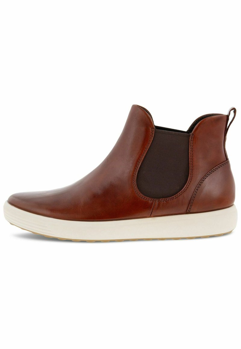 Bota de cuero marrón hasta el tobillo con paneles laterales elásticos y suela de goma blanca, que presenta un diseño elegante y textura suave.