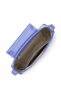 Borsa a mano in pelle viola con finitura liscia, dotata di patta superiore, tasca con zip e interno in tessuto beige. Include una tracolla regolabile.