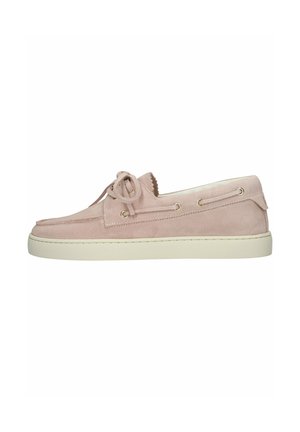 Zapato náutico de ante rosa claro con lazo de cordones, ojales dorados y suela de goma blanca, vista lateral sobre fondo blanco.