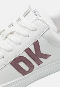 DKNY ABENI LACE UP  - Tenisice - bright white/mauve