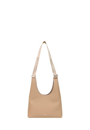 Beige Calvin Klein skuldertaske med justerbar mærke-rem og lille logo foran, lavet af tekstureret materiale.