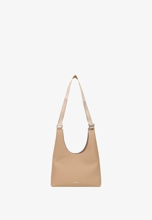 Beige Calvin Klein skuldertaske med justerbar mærke-rem og lille logo foran, lavet af tekstureret materiale.