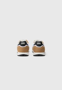 Et par brune og hvite sneakers med svarte hæler og "JACK & JONES" logo på en hvit bakgrunn, sett fra baksiden.