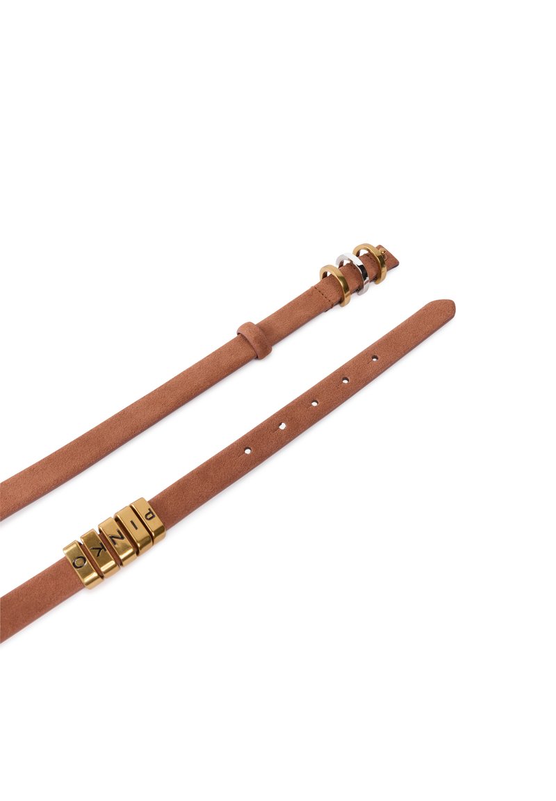 Bracciale in suede marrone con lunghezza regolabile, caratterizzato da accenti in metallo oro e argento e lettere incise per la personalizzazione.