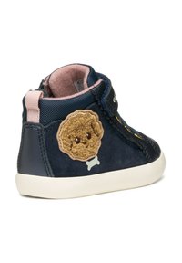 Las zapatillas altas de ante azul marino presentan un diseño texturizado de galleta marrón en el lateral, un forro interior rosa y una suela de goma blanca.