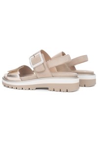 Metaalachtige gouden en beige sandalen met een chunky platform, verstelbare band en een brede gesp detail. Rubberen zool met een gestructureerde profiel.