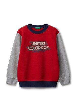 Felpa per bambini con corpo rosso, maniche grigie, colletto e orlo blu navy, con la scritta "United Colors of Benetton" sulla parte frontale.