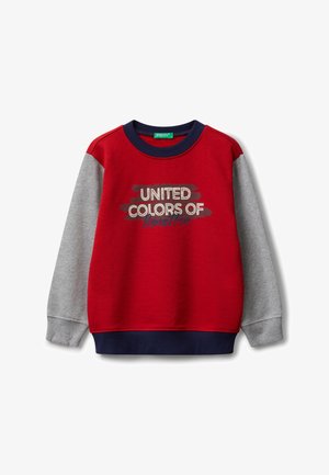 Kinder Sweatshirt mit rotem Körper, grauen Ärmeln, navy Kragen und Saum, mit dem Aufdruck "United Colors of Benetton" auf der Vorderseite.