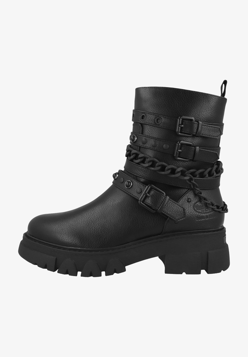 Schwarzer Lederstiefel mit einer robusten Sohle, ausgestattet mit mehreren Riemen mit Schnallen und einer dekorativen Kette. Strukturmaterial und runde Zehenform.